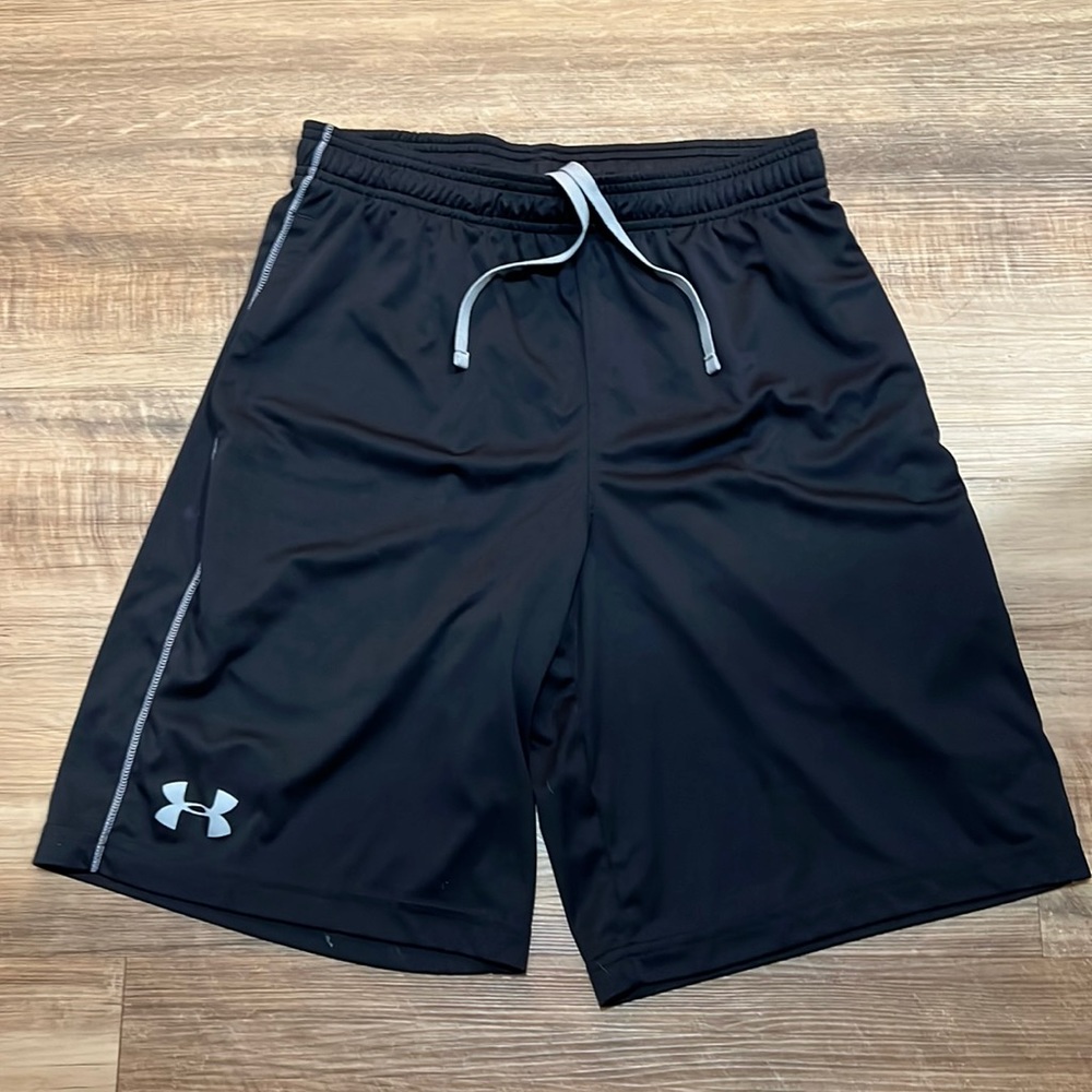 Men’s size M under armour shorts